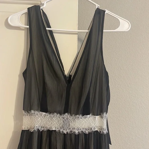 Venus Black and Cream Lace Dress - Picture 2 of 7